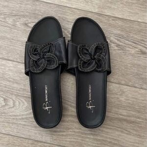 B makowsky black sandals size 10